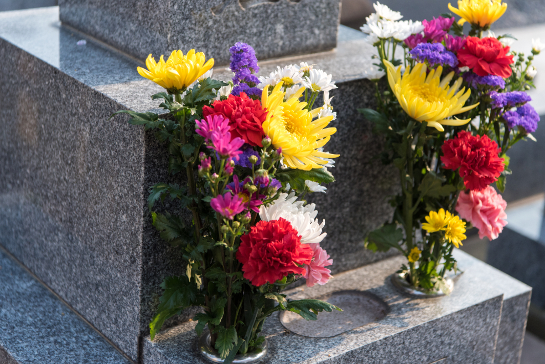 墓石の花立はどうやって交換するの 花立の交換方法やかかる費用まで解説 みんなが選んだ終活 墓石の花立はどうやって交換するの 花立の交換方法やかかる費用まで解説 みんなが選んだ終活