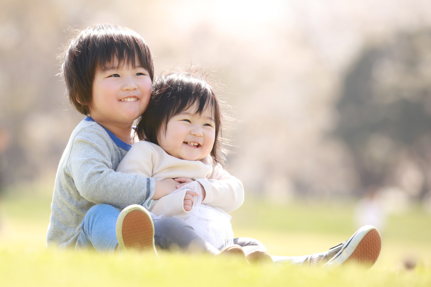 草の上に座る二人の子供