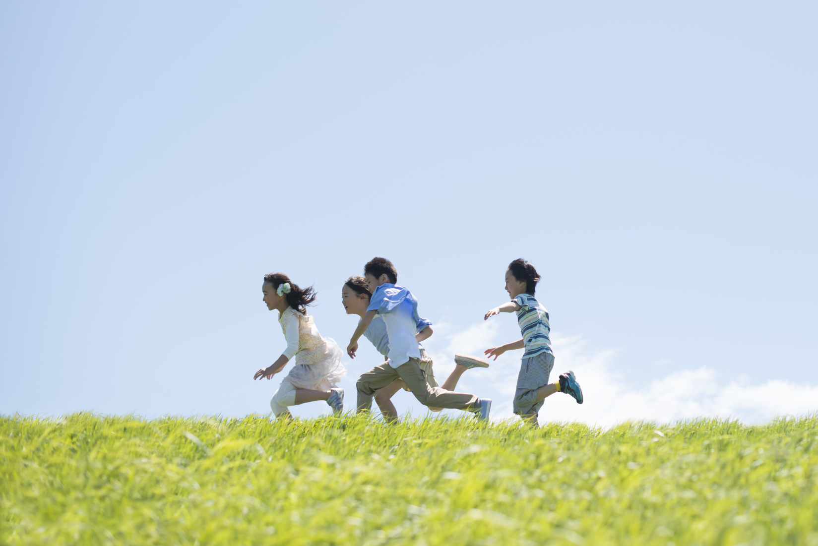 草原を走る子供たち