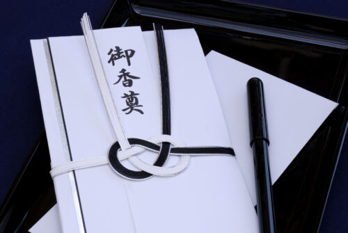 会社で出す香典袋の書き方 相場や連名での書き方も解説 みんなが選んだ終活