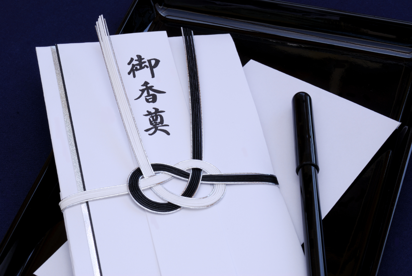 通夜の葬儀で香典はいくら包む 書き方や渡し方についても紹介 みんなが選んだ終活 通夜の葬儀で香典はいくら包む 書き方や渡し方についても紹介 みんなが選んだ終活