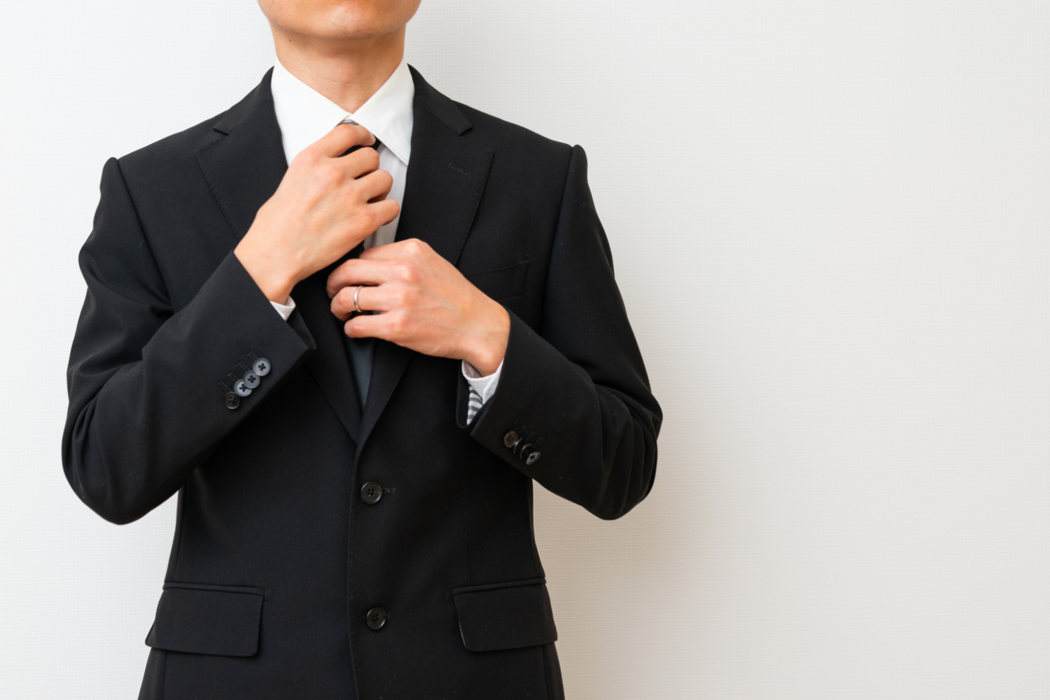 葬儀で男性の服装マナーとは 頭髪から靴まで全て解説します みんなが選んだ終活