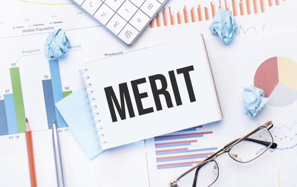 「merit」と書かれたメモ帳