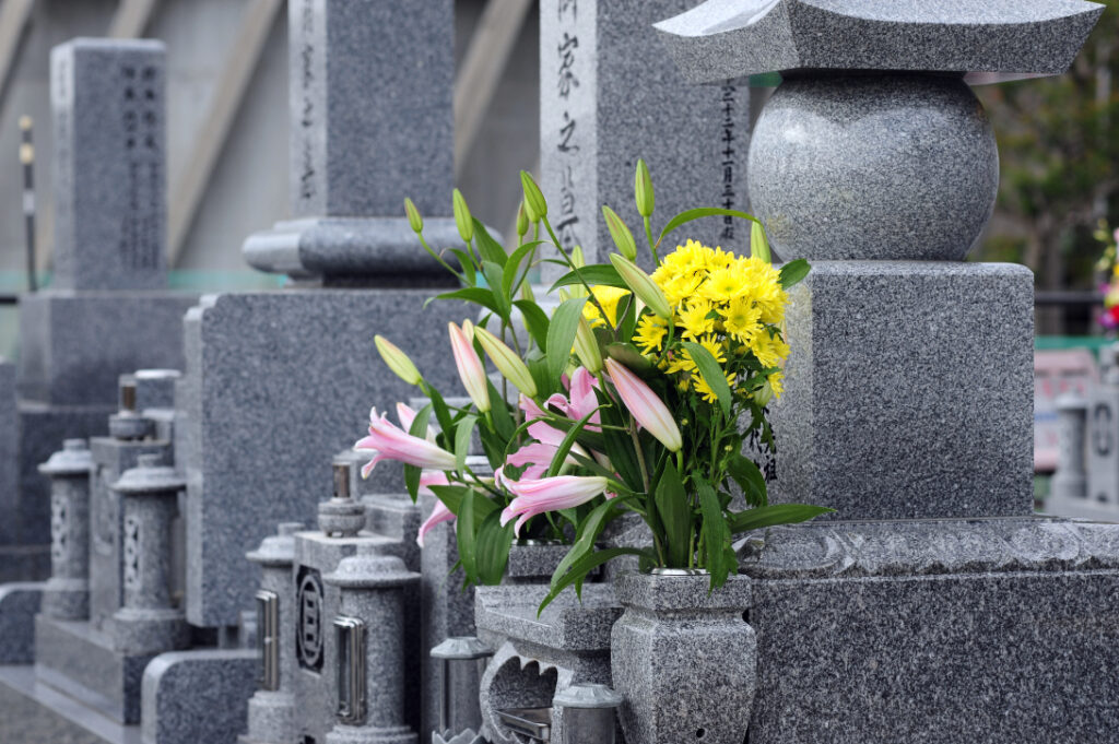 花が供えられたお墓