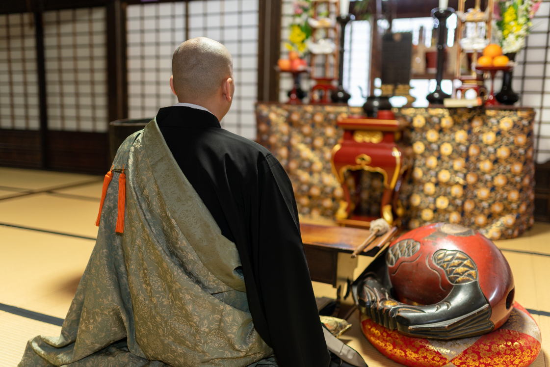 仏壇にご本尊って必要?宗派による仏像や掛け軸の祀り方の違いについて解説【みんなが選んだ終活】