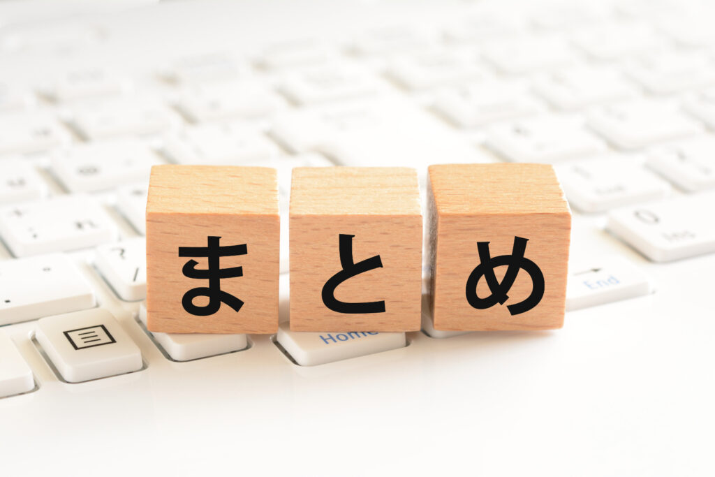 キーボードの上に載っている「ま」「と」「め」と書かれた積み木