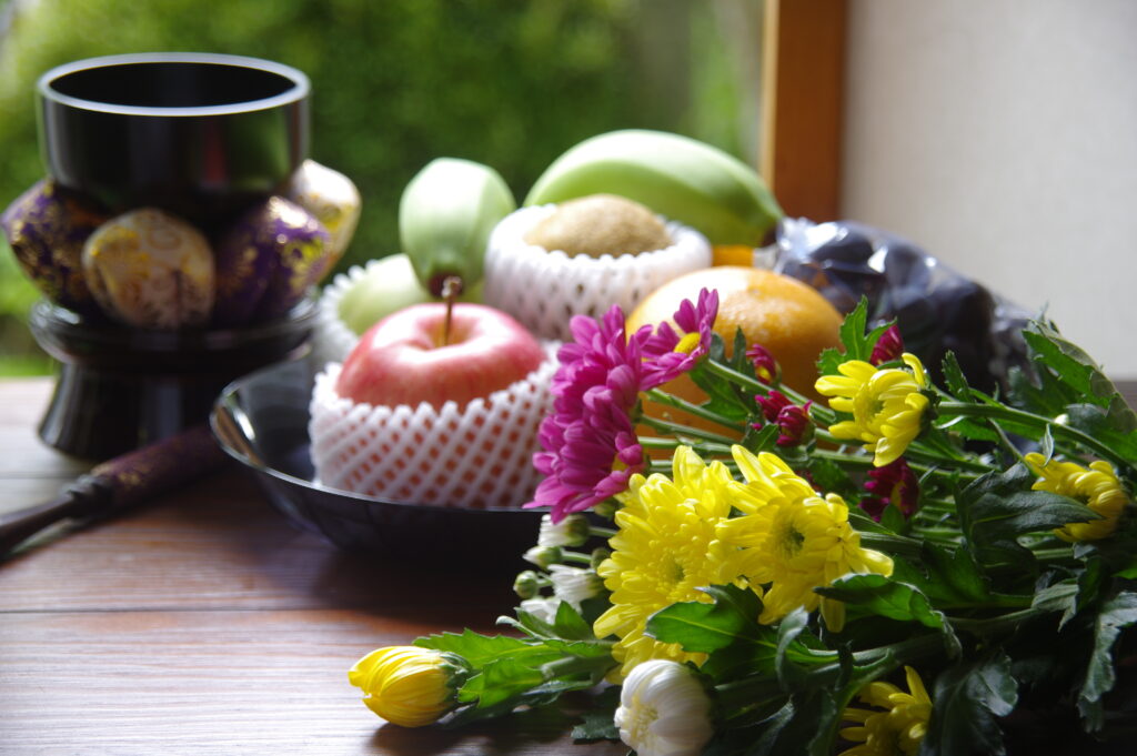 供花と果物とおりん