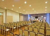 モダンな式場と祭壇の葬儀会館 写真