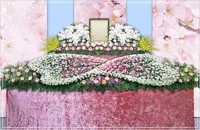 自社生花だからできる 高品質な祭壇 写真