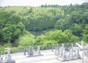 静かな森と清らかな湖のほとりにある安らぎの聖地です。鳥のさえずりと大自然につつまれる悠久の霊苑。 写真