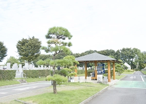 園内の清掃や植木のお手入れ、売店の運営まで専門のスタッフが真心こめて管理 写真