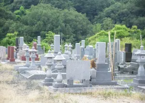 大山麓の緑に囲まれたやすらぎの墓地 写真