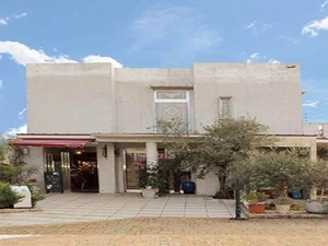 管理棟内に花屋を併設。手ぶらでお参りが可能です。 写真